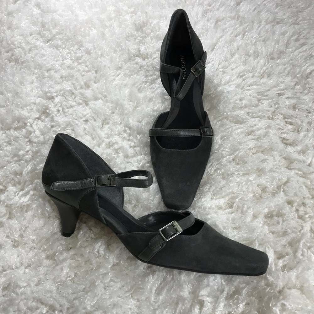 AEROSOLES- GRAY SUEDE SQUARE TOE HEELS